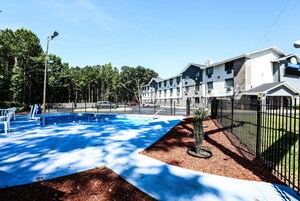 Una piscina al aire libre de temporada