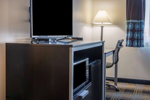 Kamer, 1 queensize bed, toegankelijk voor mindervaliden (Mobility/Hearing, Bathtub w/Grab Bars) | Een bureau, een strijkplank/strijkijzer, gratis babybedden