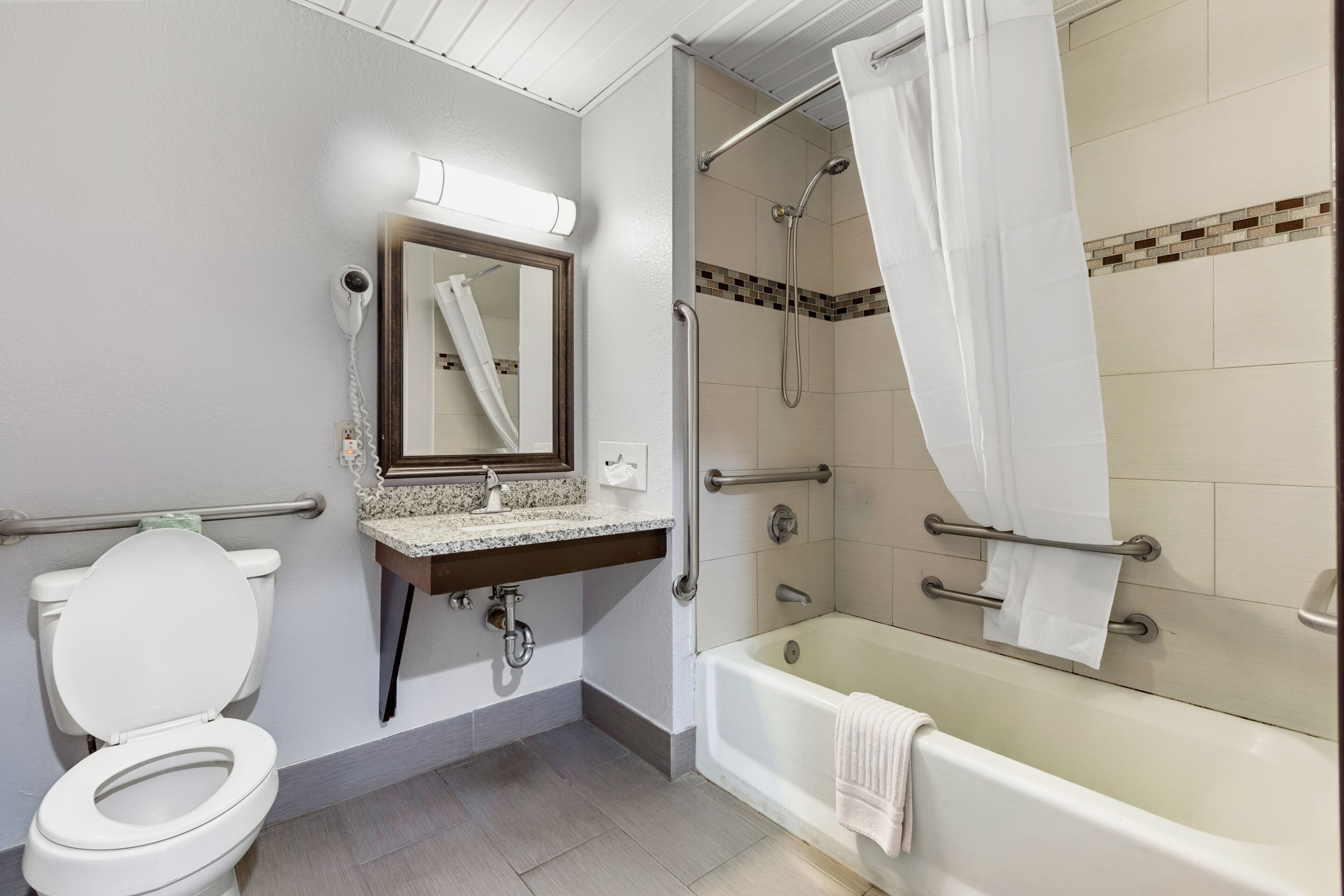 Room, 1 Queen Bed, Accessible, Non Smoking (Mobility Bathtub w/Grab Bars) | Bathroom