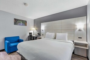 In-room safe, desk, laptop workspace, iron/ironing board - Days Inn by Wyndham Savannah Gateway I-95 (Savannah)