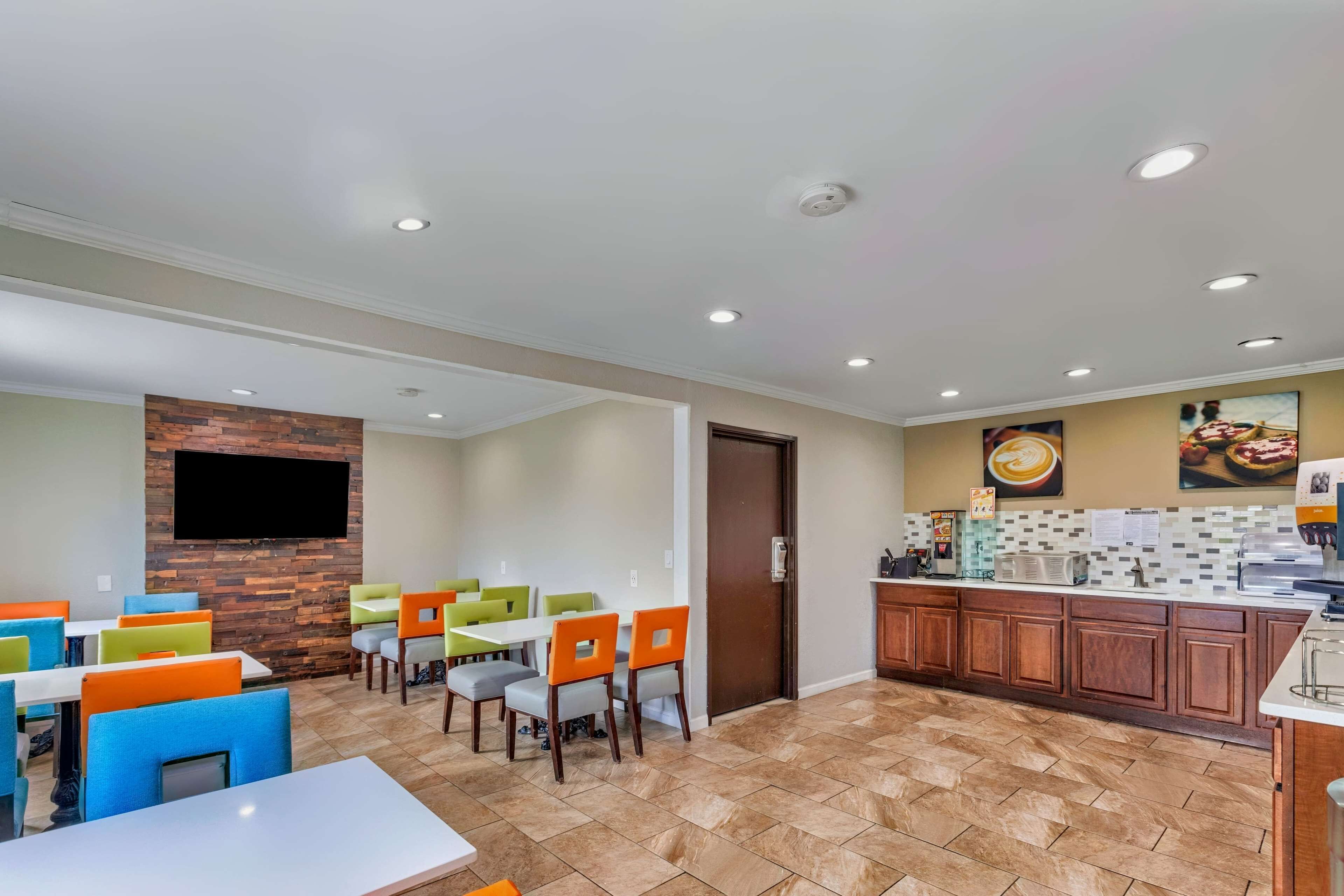 Tägliches inbegriffenes kontinentales Frühstück