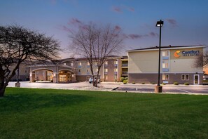 A Comfort Inn Suites building with a parking lot, a well-maintained lawn, and a clear sky. - Comfort Inn & Suites Springfield I-55 (Springfield)