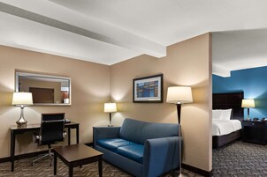 Suíte, 1 cama King, acessível, para não fumantes | Edredons de pluma, escrivaninha, cortinas blackout