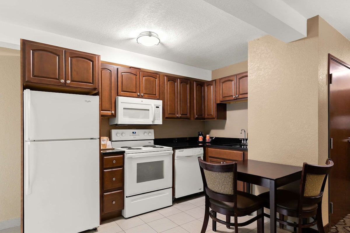 suite, 1 king bed, accessible, non smoking | down duvets, desk, blackout curtains, soundproofing