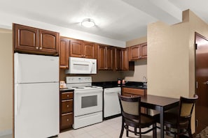 Suite, 1 très grand lit, accessible aux personnes à mobilité réduite, non-fumeur | Couette en duvet, bureau, rideaux d’obscurcissement