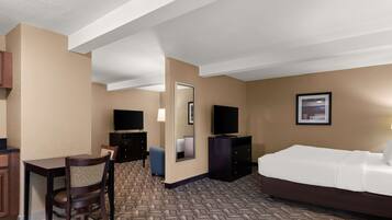 Suite, 1 cama King size, con acceso para personas discapacitadas, para no fumadores | Edredón, escritorio, cortinas blackout y insonorización