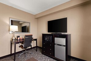 Edredons de pluma, escrivaninha, cortinas blackout