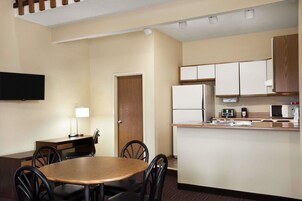 Escritorio, tabla de planchar con plancha y cunas gratuitas 