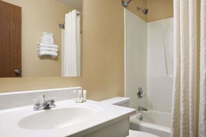 Combined shower/bathtub, free toiletries, hair dryer, towels