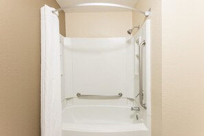 Quarto, 1 cama King, acessível, para não fumantes (Mobility) | Banheiro | Chuveiro/banheira combinados, banheira de imersão