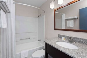 Combined shower/bathtub, free toiletries, towels
