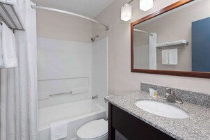 Ducha y bañera combinadas y artículos de higiene personal gratuitos