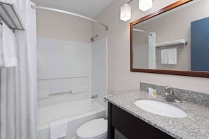Combined shower/bathtub, free toiletries, towels