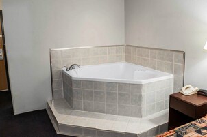 Bañera con ducha, secador de pelo, toallas