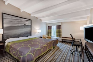 Colchones con pillow-top, escritorio y tabla de planchar con plancha