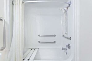 Room, 2 Double Beds, Accessible, Non Smoking | Bathroom | Free toiletries, hair dryer, towels - Super 8 by Wyndham Melbourne (Melbourne)