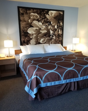 Kamer, 1 kingsize bed, toegankelijk voor mindervaliden (Mobility Accessible, First Floor) | Badkamer | Een bad/douchecombinatie, gratis toiletartikelen, een haardroger