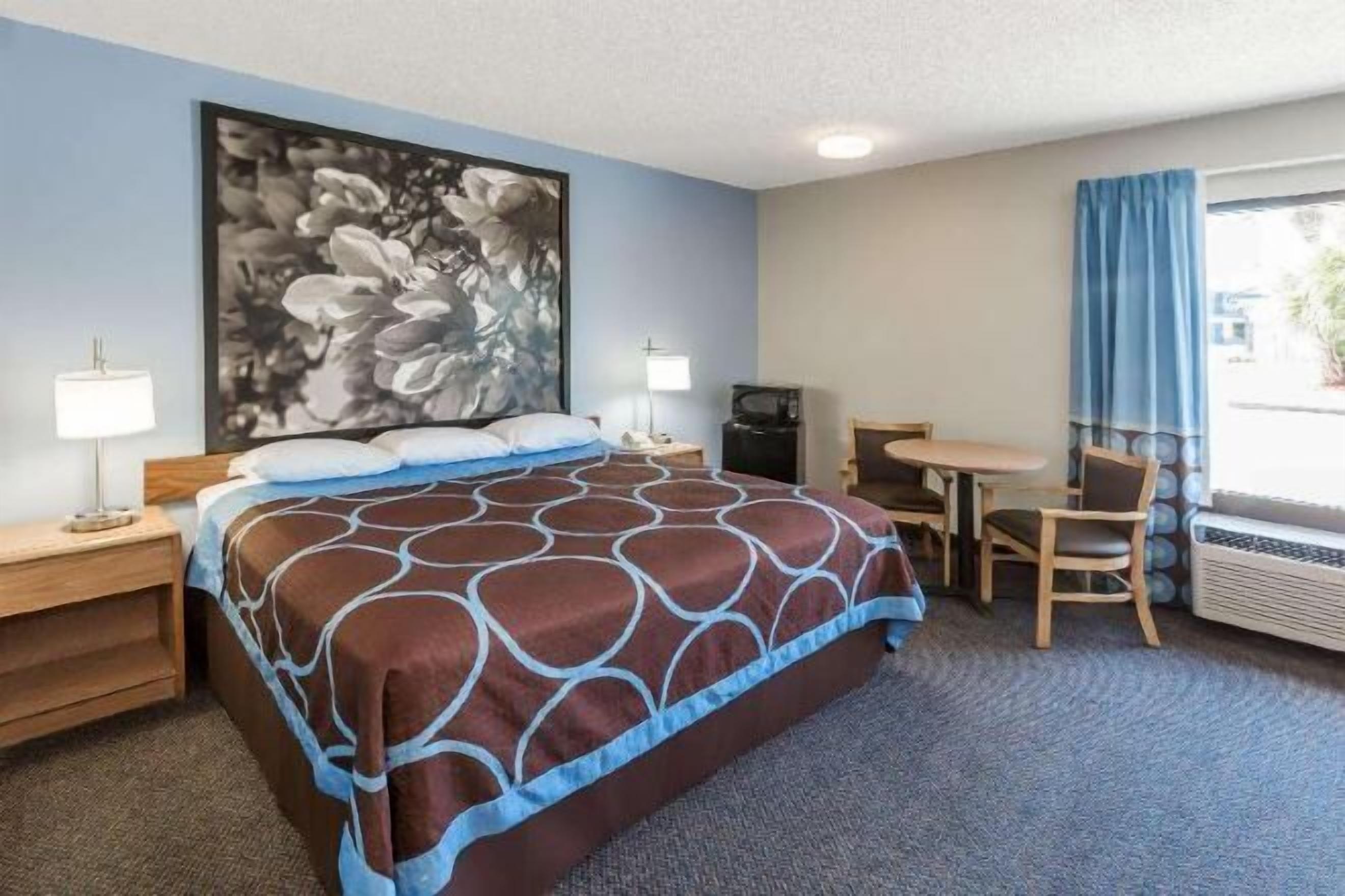 Bureau, fer et planche à repasser, lits bébé (en supplément)