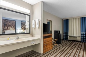 Habitación empresarial, 2 camas matrimoniales, para no fumadores (2nd Floor) | Escritorio, tabla de planchar con plancha, cunas y wifi gratis 