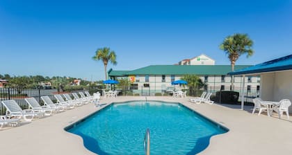 Super 8 by Wyndham Valdosta GA I-75