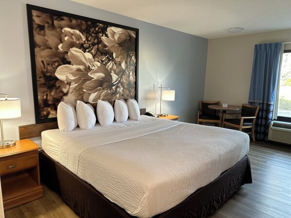 Bureau, fer et planche à repasser, lits bébé (en supplément)