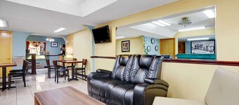 Super 8 by Wyndham Forest Park