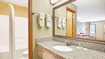 Shower, pengering rambut, dan handuk
