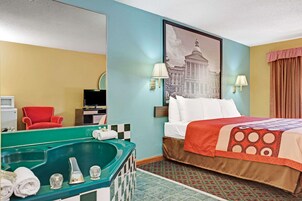 Escritorio, espacio para trabajar con laptop y cortinas blackout 