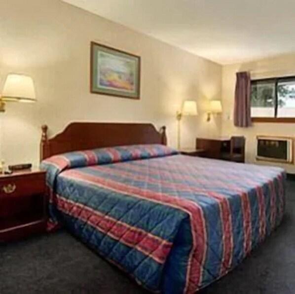 Laptop workspace, iron/ironing board, free WiFi, bed sheets