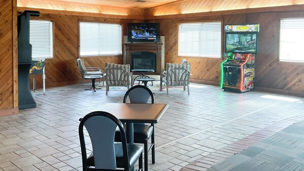 Game room - Motel 6 Stuart, IA (Stuart)