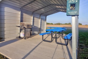 BBQ/picnic Area - Motel 6 Stuart, IA (Stuart)