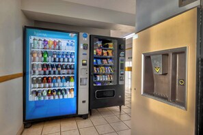 Ett område med en försäljningsautomat som säljer Coca-Cola och Aquafina-vatten, samt en annan försäljningsautomat med snacks.