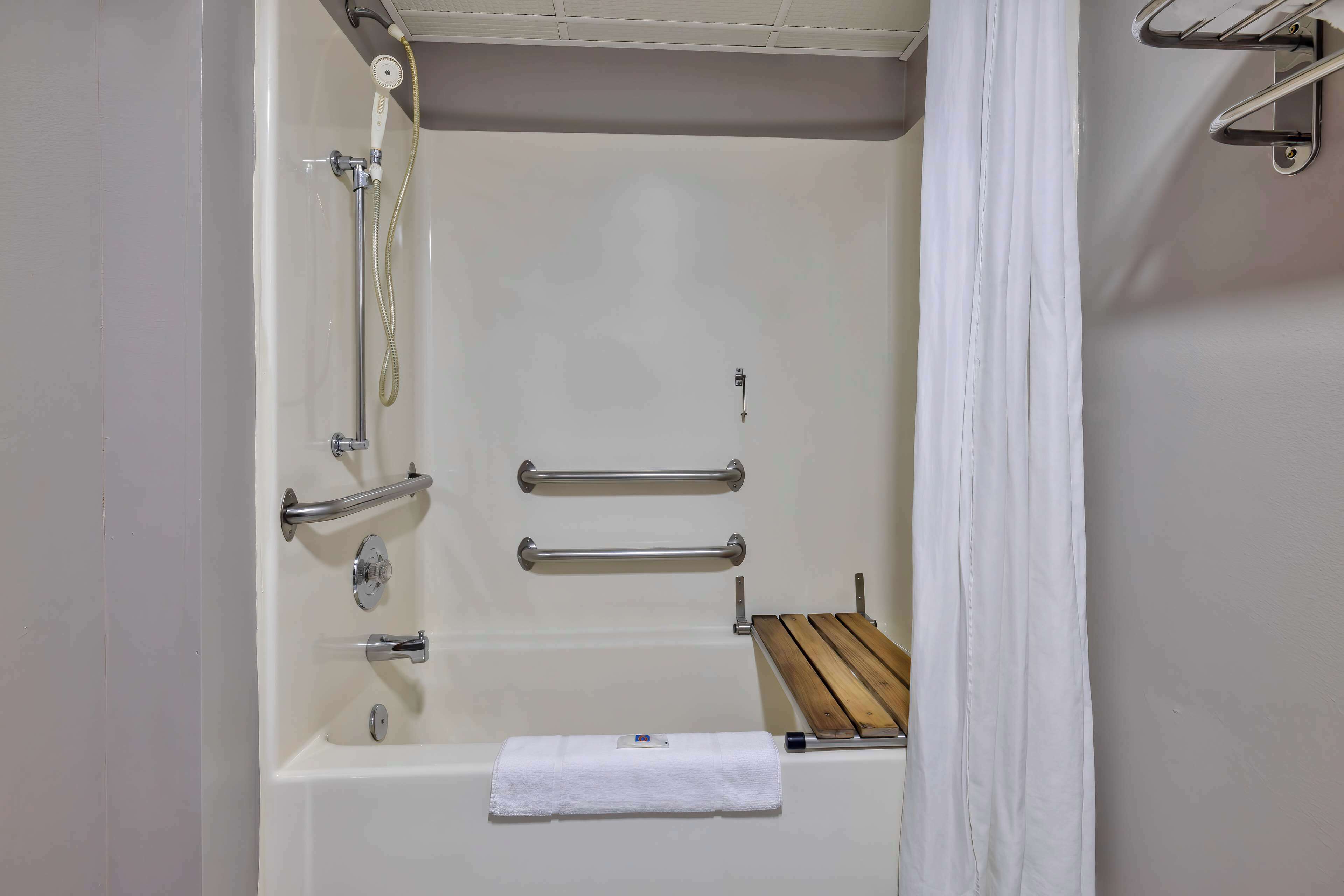 Combined shower/tub, free toiletries, towels