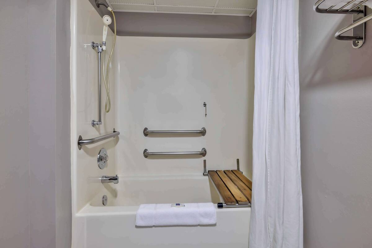 Combined shower/tub, free toiletries, towels