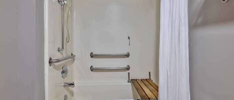 Un baño con bañera, ducha y perchero.