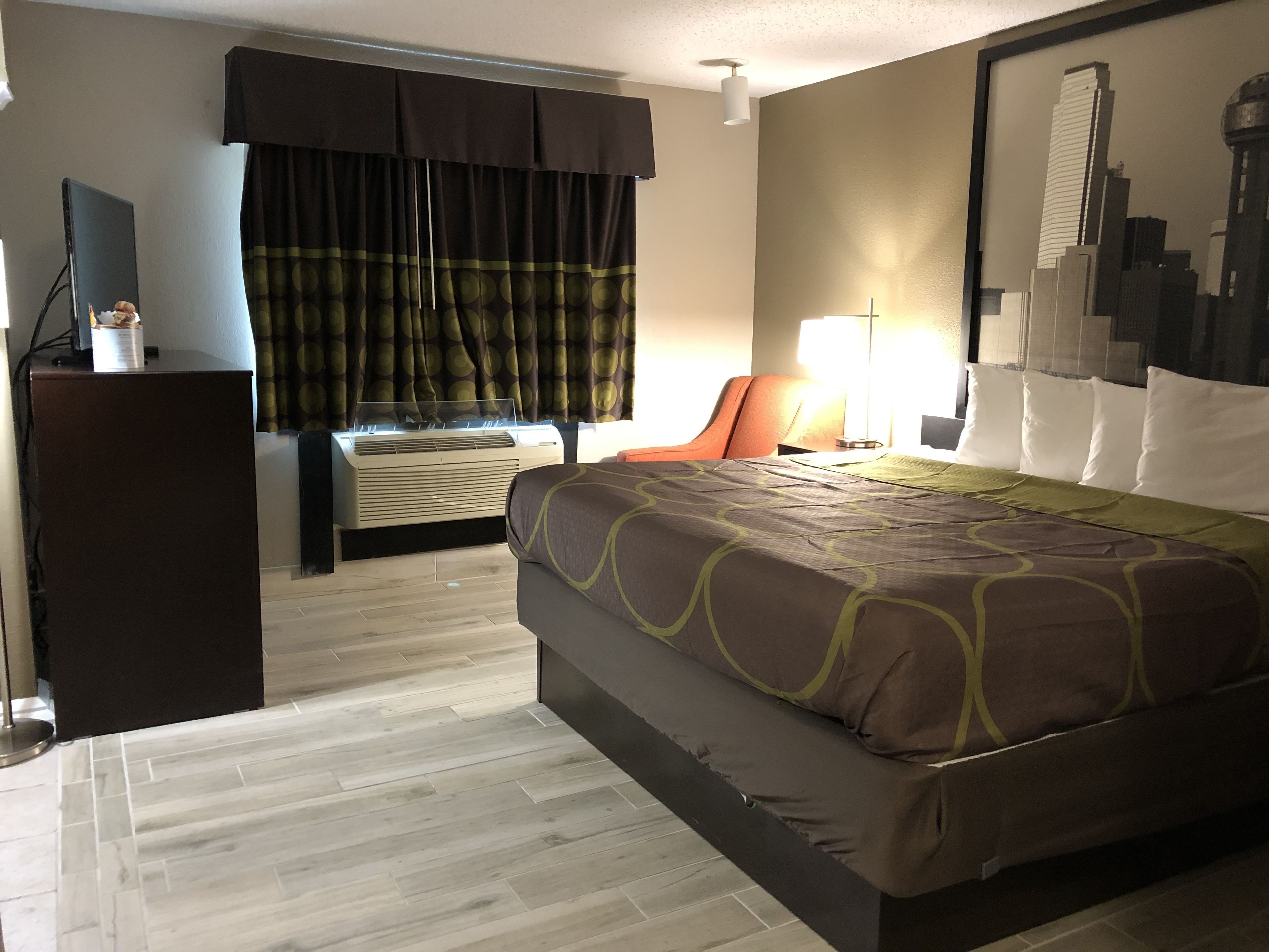 開放式套房, 1 張特大雙人床, 非吸煙房 | 書桌、手提電腦工作空間、遮光窗簾/窗簾、熨斗/熨衫板