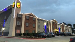 A hotel with multiple floors, a parking lot, and a fire lane.