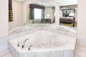 Suite estudio, 1 cama de matrimonio grande, no fumadores | Baño | Secador de pelo, toallas, jabón y champú