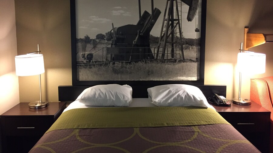 Super 8 by Wyndham Bedford DFW Airport West