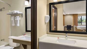 Combined shower/tub, free toiletries, hair dryer, towels