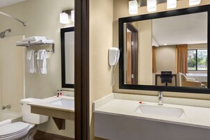 Bañera con ducha, artículos de tocador gratuitos, secador de pelo
