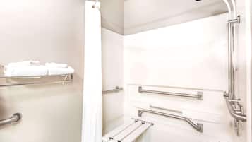 Duschwanne, kostenlose Toilettenartikel, Haartrockner, Handtücher