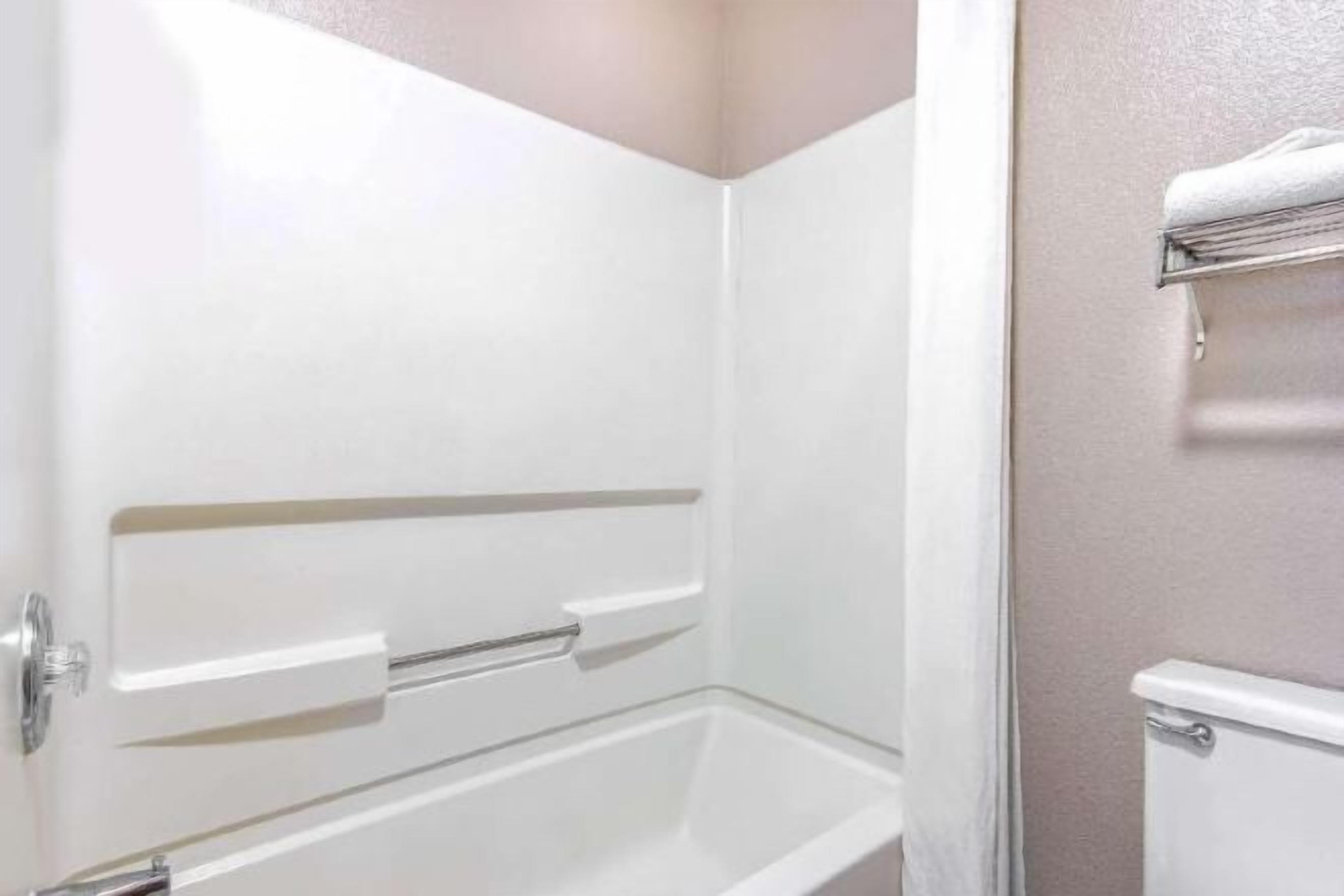 Baño | Tina con regadera, amenidades de baño gratuitas, secadora de cabello 