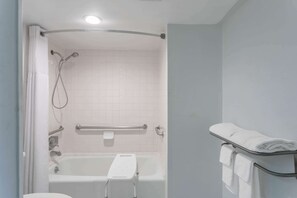 Tina con regadera, amenidades de baño gratuitas, secadora de cabello 