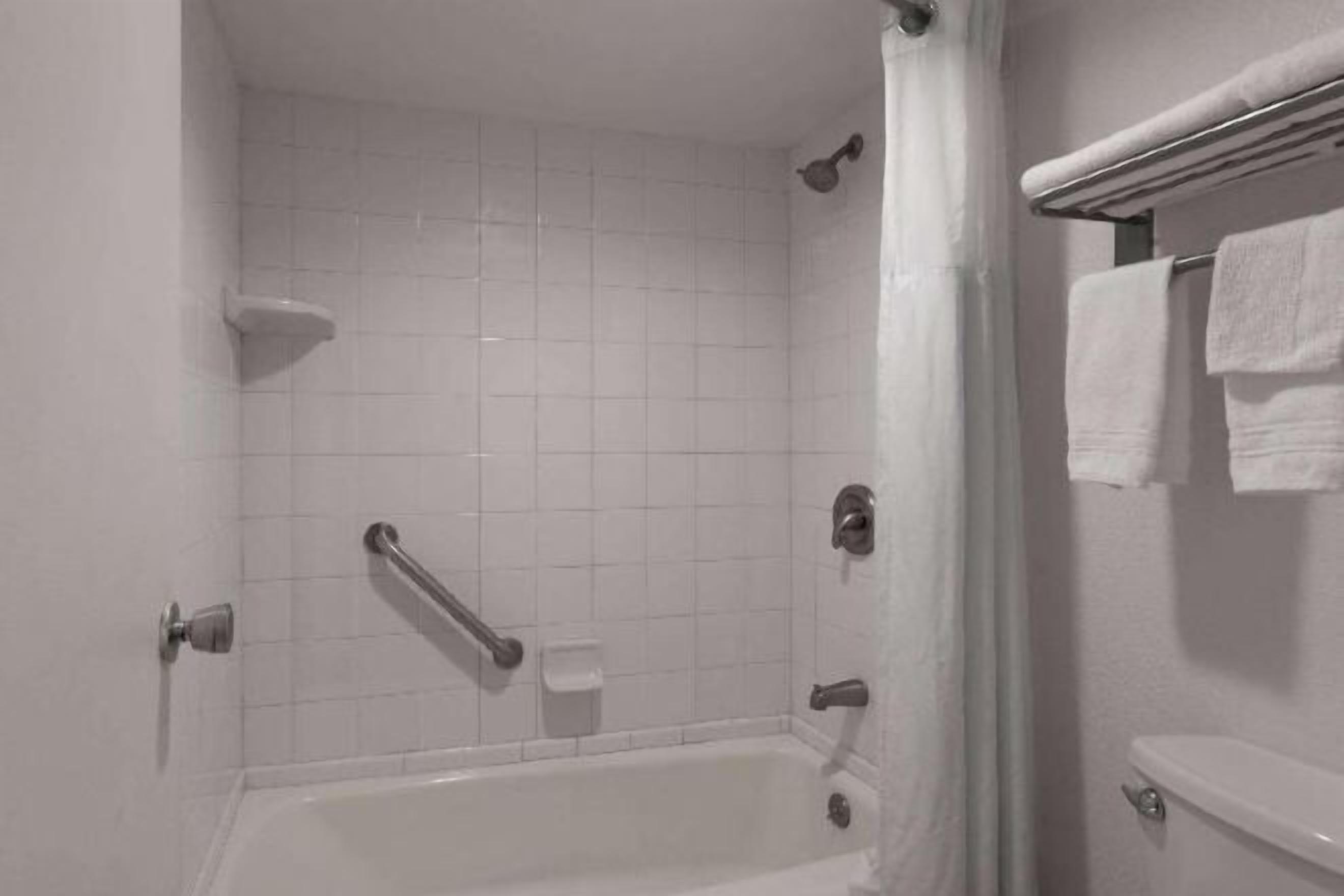 Chuveiro/banheira combinados, produtos de toalete grátis