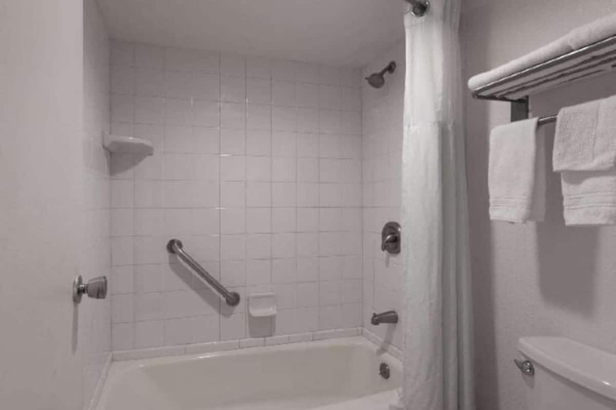 Chuveiro/banheira combinados, produtos de toalete grátis