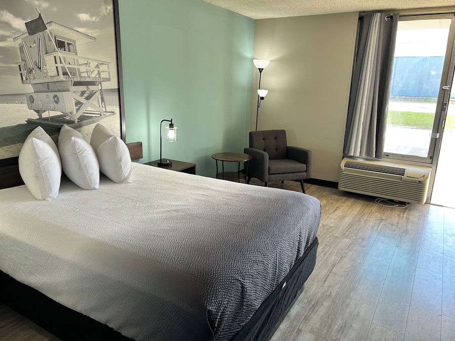 Queen bed non smoking mobility access tub w grab bars | Oppholdsområde | En 50-tommers TV med kabel-kanaler