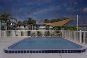 2 outdoor pools, open 9 AM to 10 PM, pool umbrellas, pool loungers - Super 8 by Wyndham Ocala I-75 (Ocala)