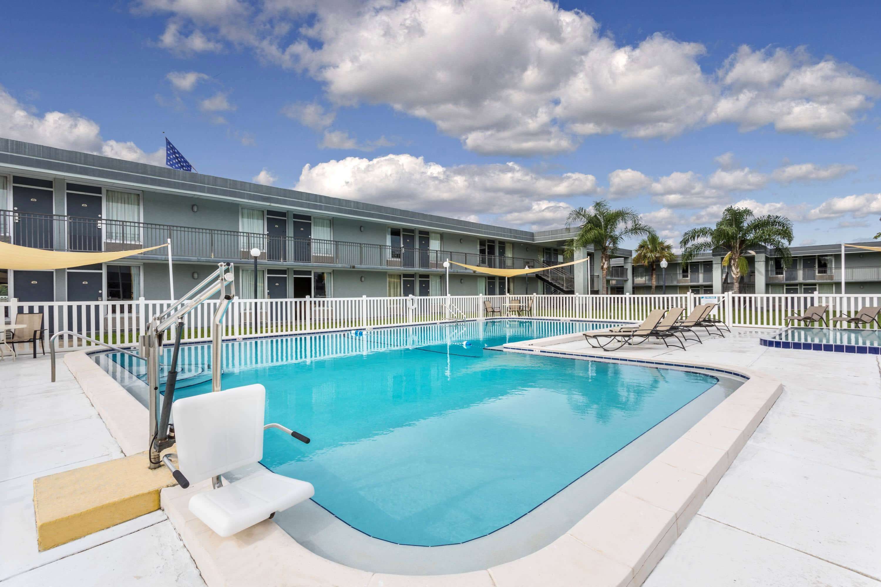 2 piscinas al aire libre, sombrillas, sillones reclinables de piscina