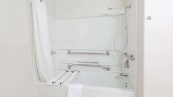 Een bad/douchecombinatie, gratis toiletartikelen, een haardroger